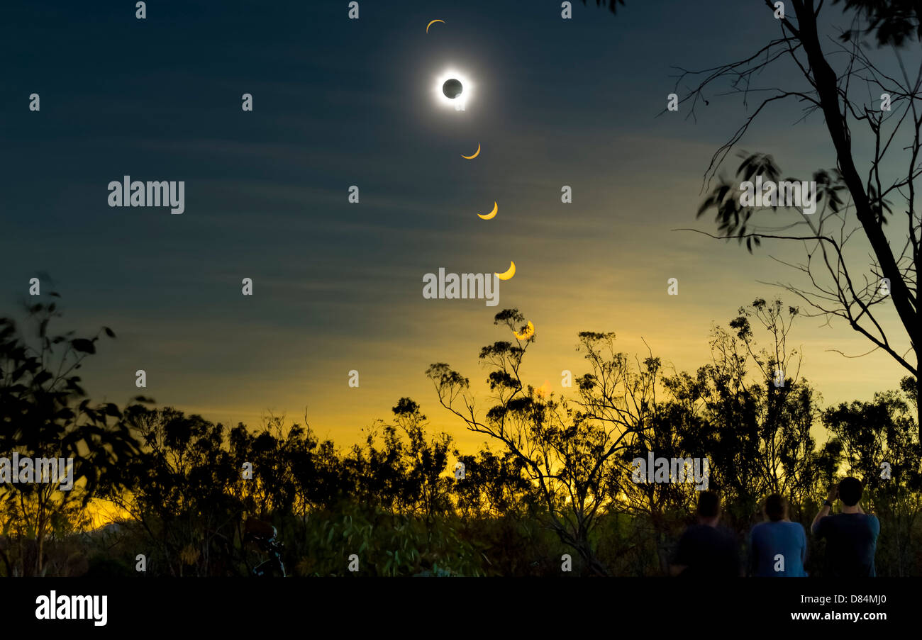 Eclipse solaire composite à l'aide d'observateurs, Mulligan Highway, Queensland, Australie. Banque D'Images