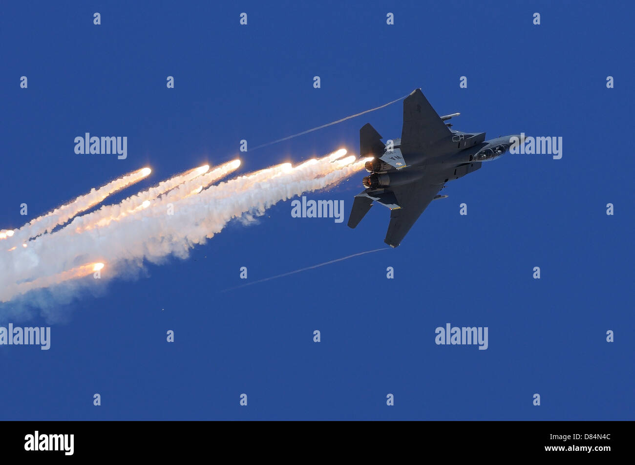 11 novembre 2012 - Un F-15E Strike Eagle presse flares au-dessus de la Nellis Air Force Base, au Nevada. Banque D'Images