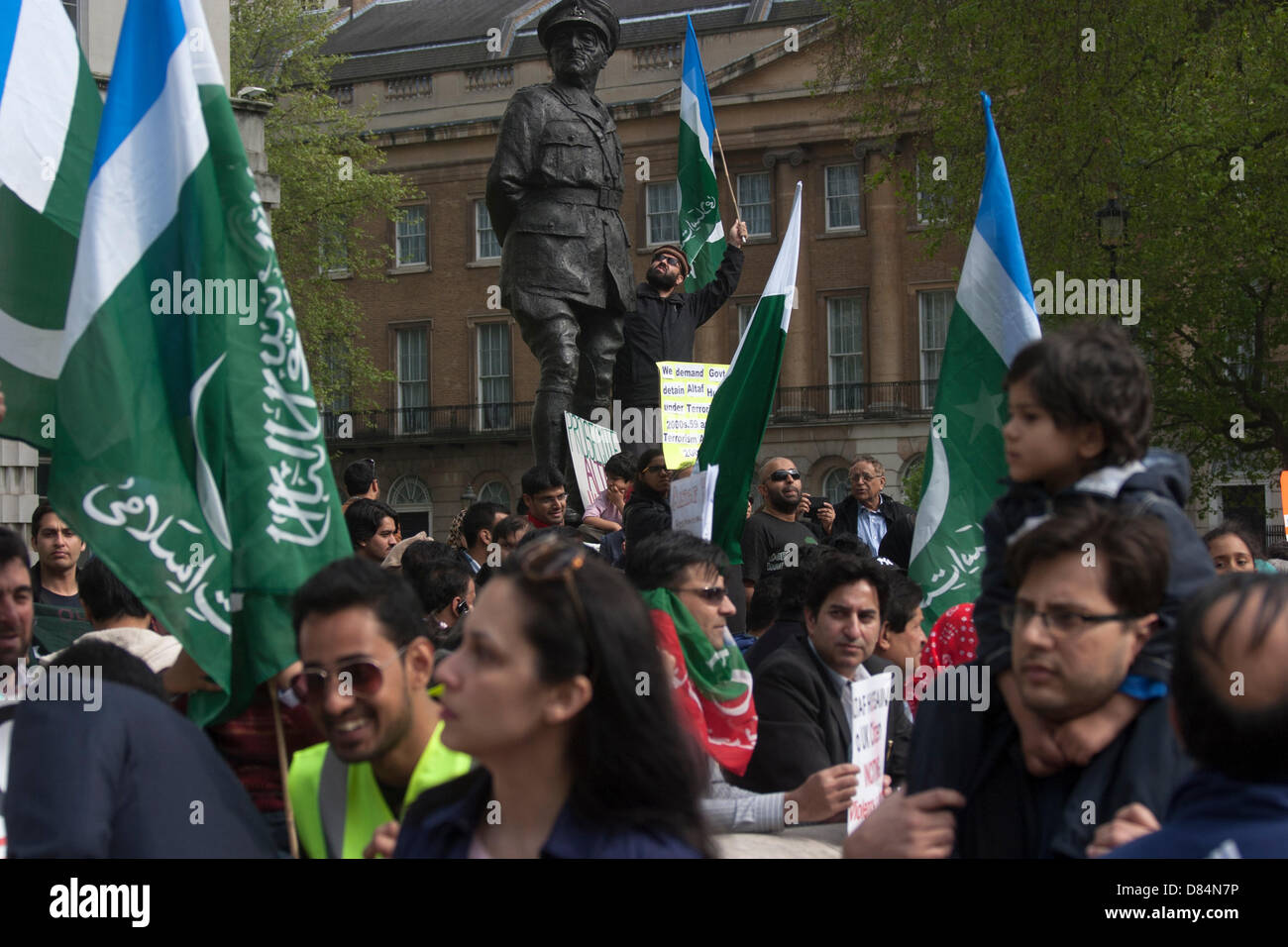 Londres, Royaume-Uni. 19 mai, 2013. Les Pakistanais manifester devant Downing Street contre Altaf Hussain, le chef de l'parti MQM au Pakistan. et la fraude électorale au Pakistan récente élection générale. Crédit : Paul Davey/Alamy Live News Banque D'Images