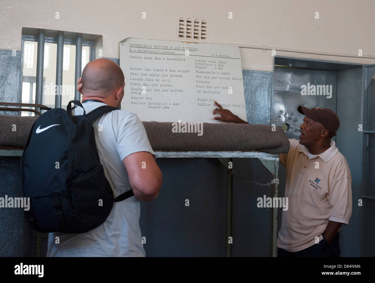 Un ancien prisonnier politique de l'apartheid fois montre les touristes autour de la prison de Robben Island, Cape Town, Afrique du Sud. Banque D'Images