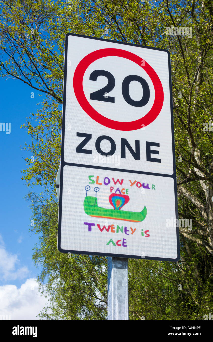 20, Twenty MPH panneau routier près de l'école dans le nord-est de l'Angleterre, Royaume-Uni. LTN, quartier à faible trafic, zone à faible trafic...concept Banque D'Images
