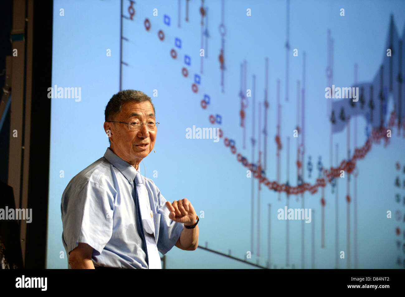 Samuel Ting, Prix Nobel, chercheur principal pour le Spectromètre magnétique Alpha et sa recherche de matière noire dans l'univers fait une présentation le 17 mai 2013 au Centre spatial Johnson à Houston, TX. Banque D'Images