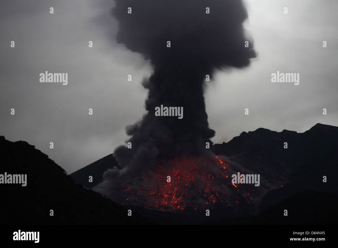 La nuit de l'éruption explosive du volcan Sakurajima, le Japon. Banque D'Images