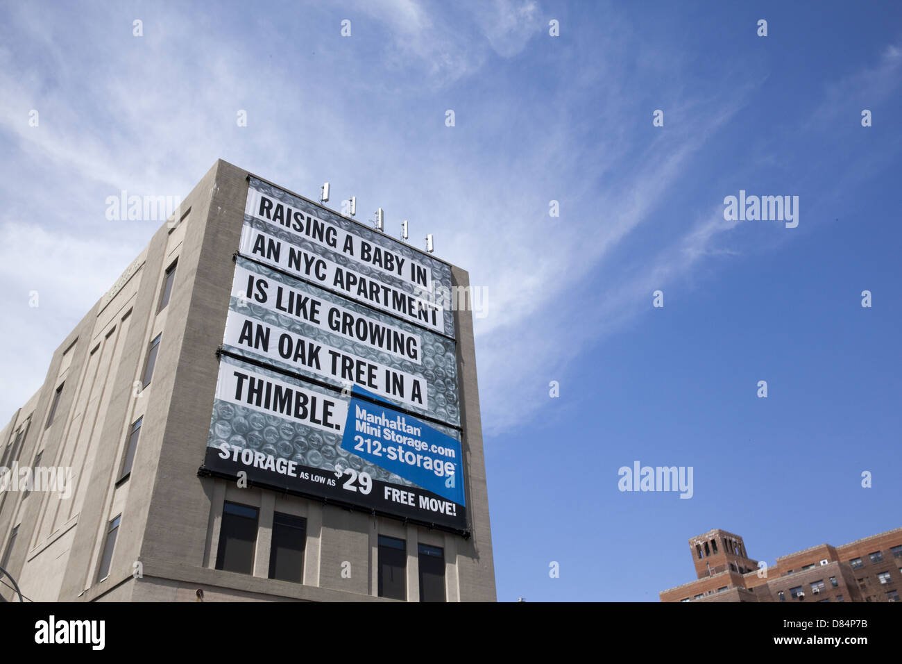 'Obtenir votre attention' annonce pour un storage Company à New York, connu pour les petits espaces de vie. Banque D'Images