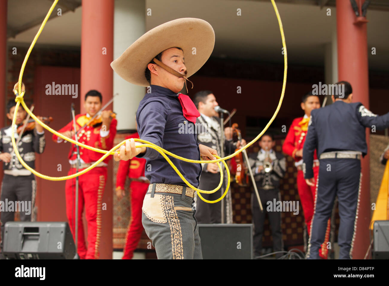 Mariachi mexicain Gaucho effectuant avec lasso dans Fest-Victoria l'Afrique au Centennial Square, British Columbia, Canada. Banque D'Images