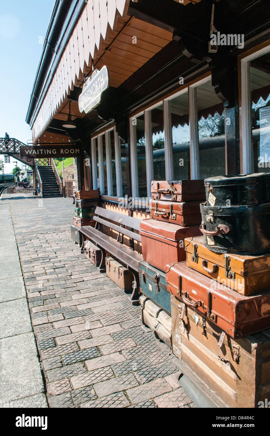 Le vieux cuir valises et malles empilés sur une plate-forme par une ancienne salle d'attente à Severn Valley Steam Railway Banque D'Images