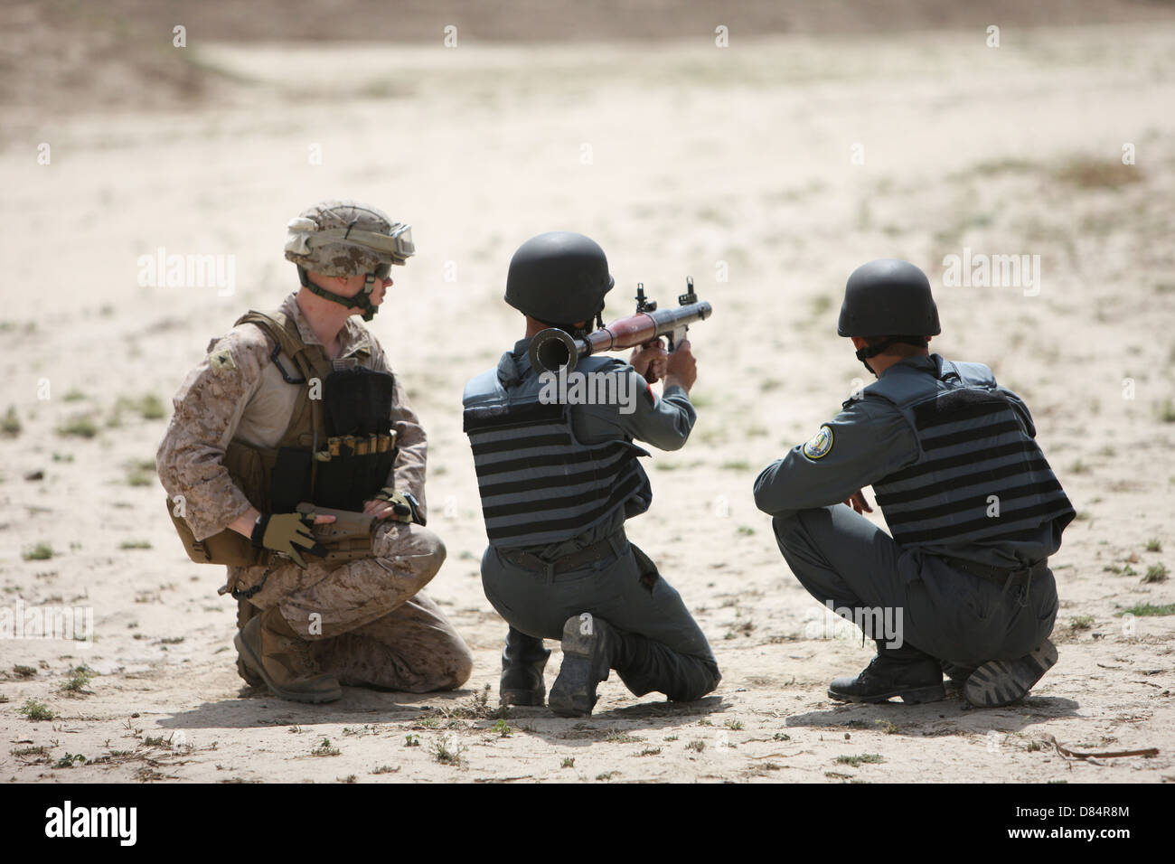 Un étudiant de la police afghane s'apprête à congédier un lance-grenades RPG-7. Banque D'Images