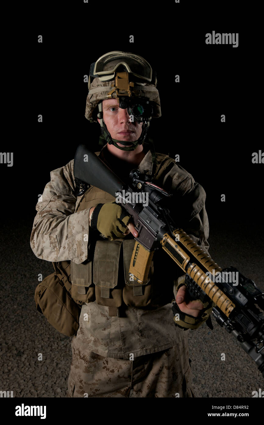 Portrait d'un marin américain portant un dispositif de vision. Banque D'Images