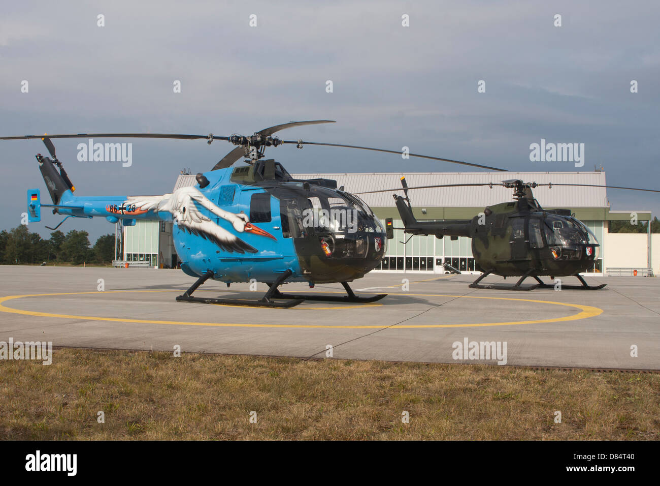 Un hélicoptère BO-105 Bolkow et une liaison hélicoptère NH90 des Forces armées allemandes, stationné à Holzdorf Air Base, Allemagne. Banque D'Images
