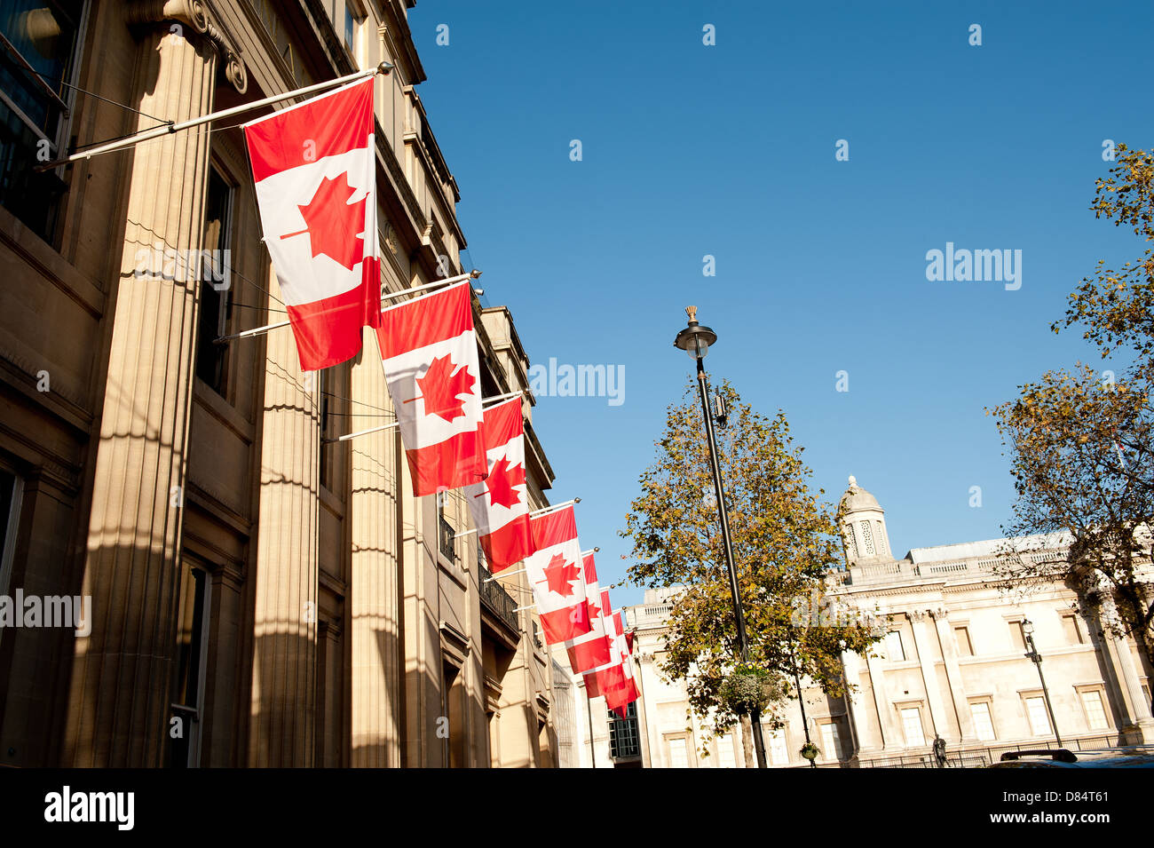 Les drapeaux nationaux étendus dehors la Maison du Canada à Trafalgar Square, Londres, Royaume-Uni. Banque D'Images