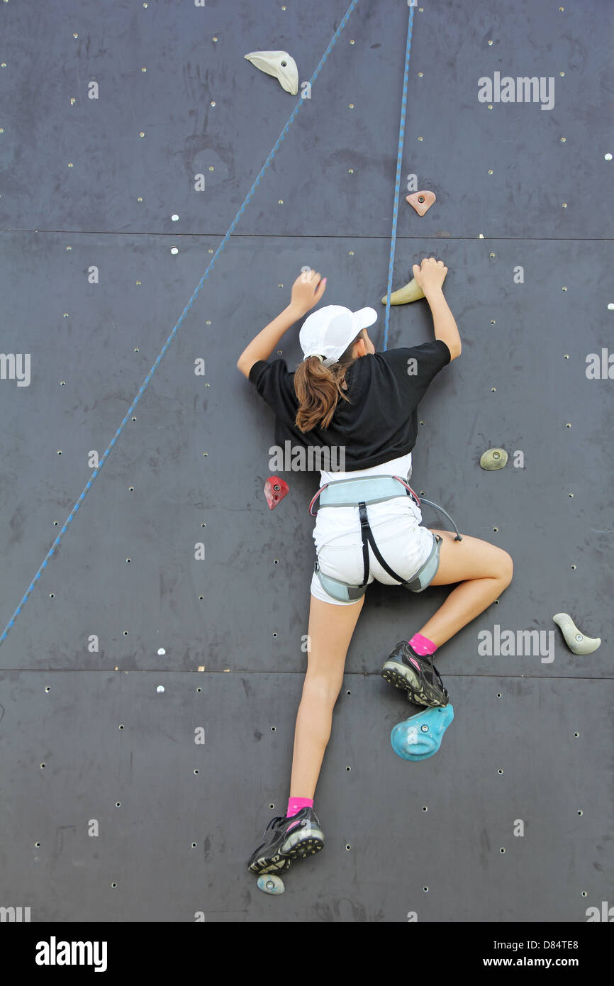 Jeune grimpeur sur un mur artificiel, aller en haut Banque D'Images