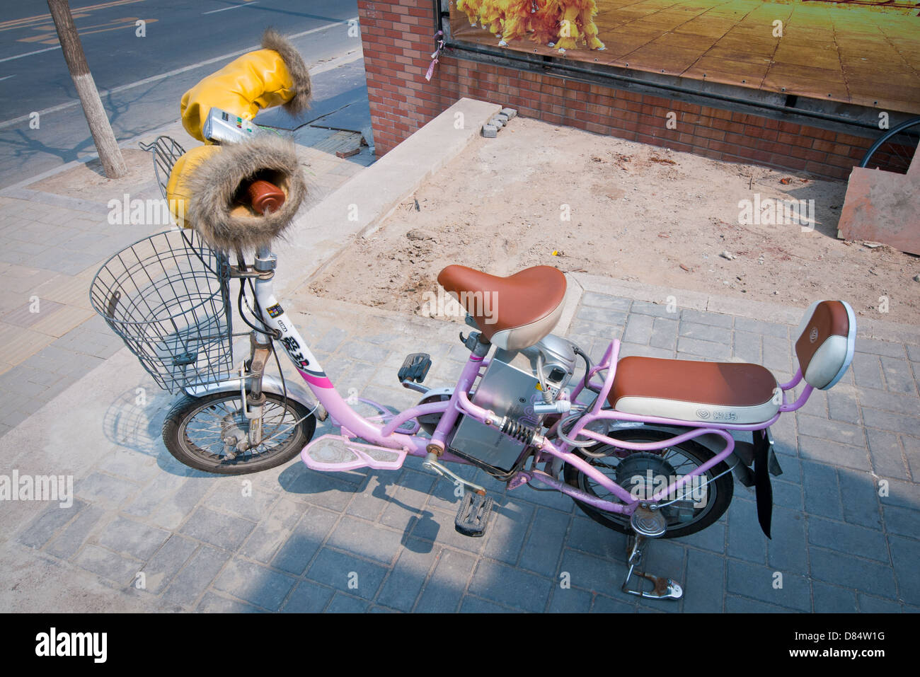 Petit cyclomoteur avec mitaines chaudes sur les guidons à Beijing, Chine Banque D'Images