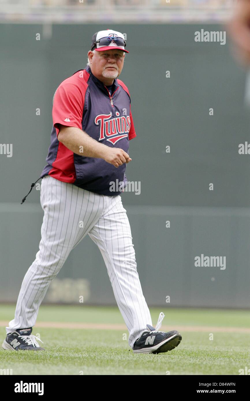 Minneapolis, Minnesota, USA. 19 mai 2013. Twins du Minnesota manager Ron Gardenhire (35) est montré sur le monticule après avoir fait un changement de tangage lors de la Major League Baseball match entre les Twins du Minnesota et les Red Sox de Boston au champ cible à Minneapolis, Minn. : Cal Crédit Sport Media / Alamy Live News Banque D'Images