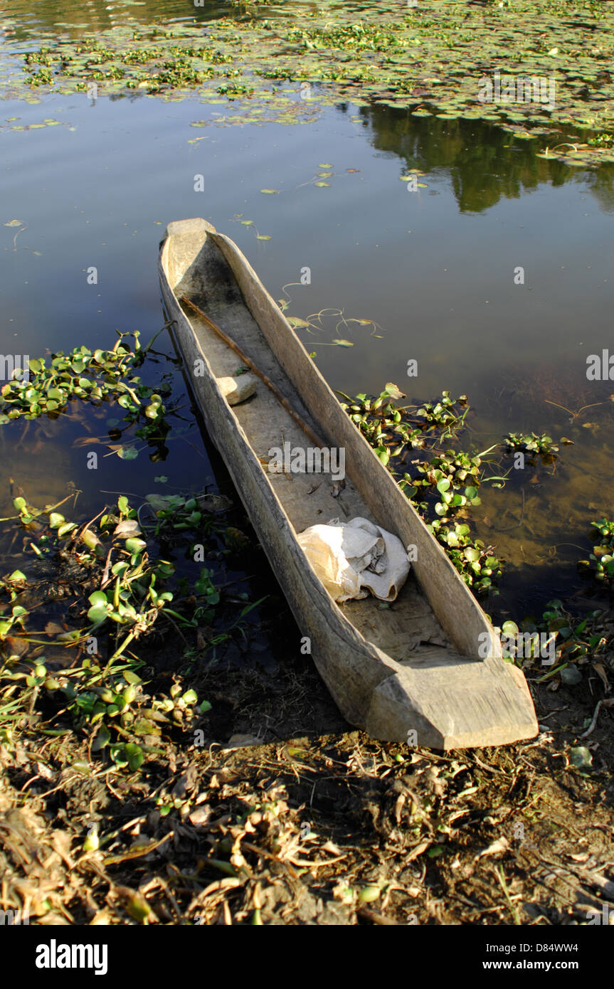 Une pirogue sur le Lac Fewa Tal dans Phokara, au Népal. Le canot est sculpté dans un seul tronc d'un arbre. Sculptée à la main par les locaux. Banque D'Images