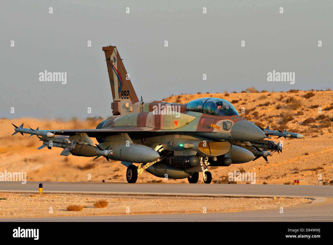 Un F-16I Ecus de l'air israélienne le roulage sur la piste. Banque D'Images