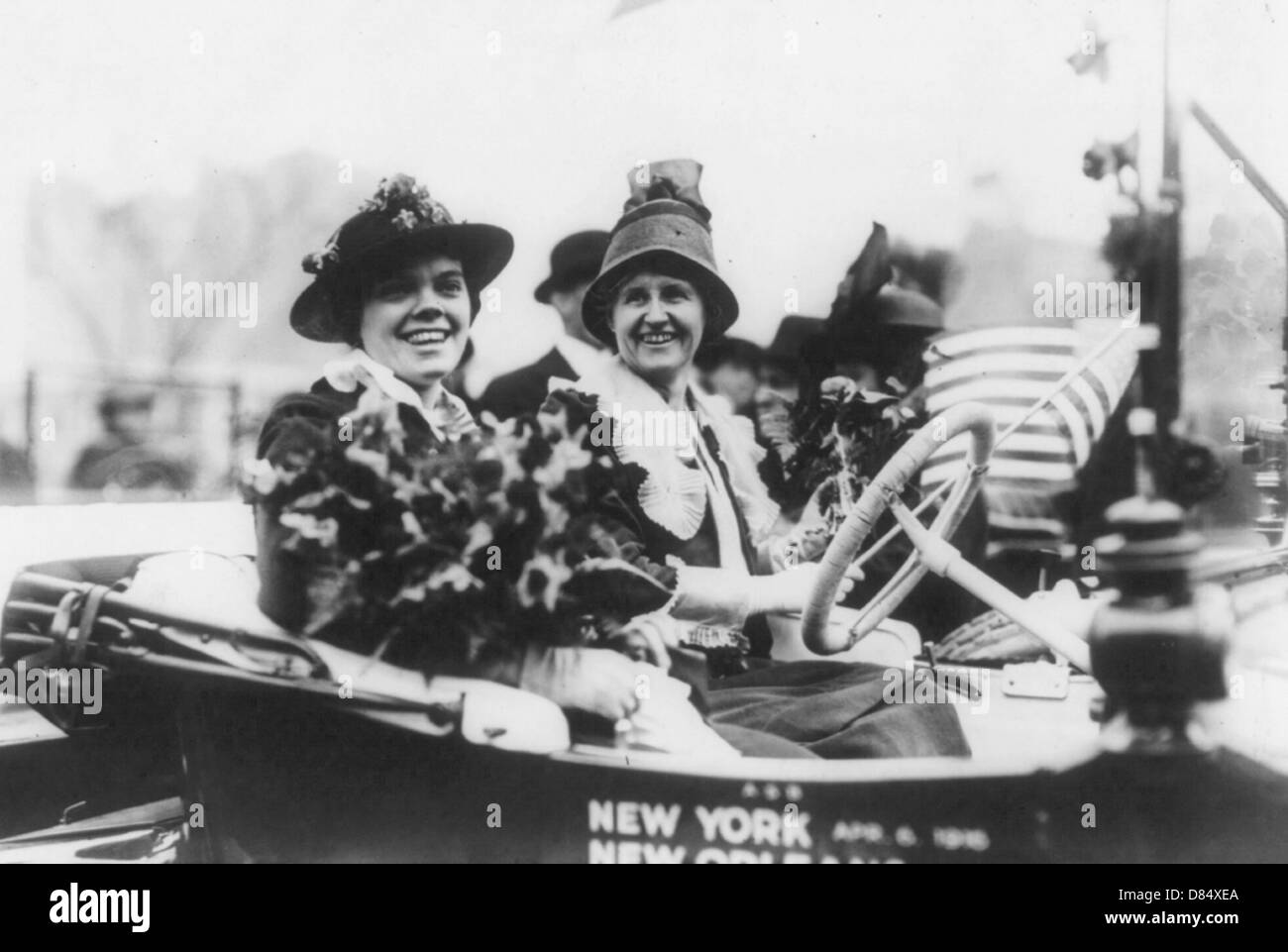 Suffragettes, Mme Alice Burke et Nell Richardson sur le suffrage 'Golden automobile Flyer' Banque D'Images