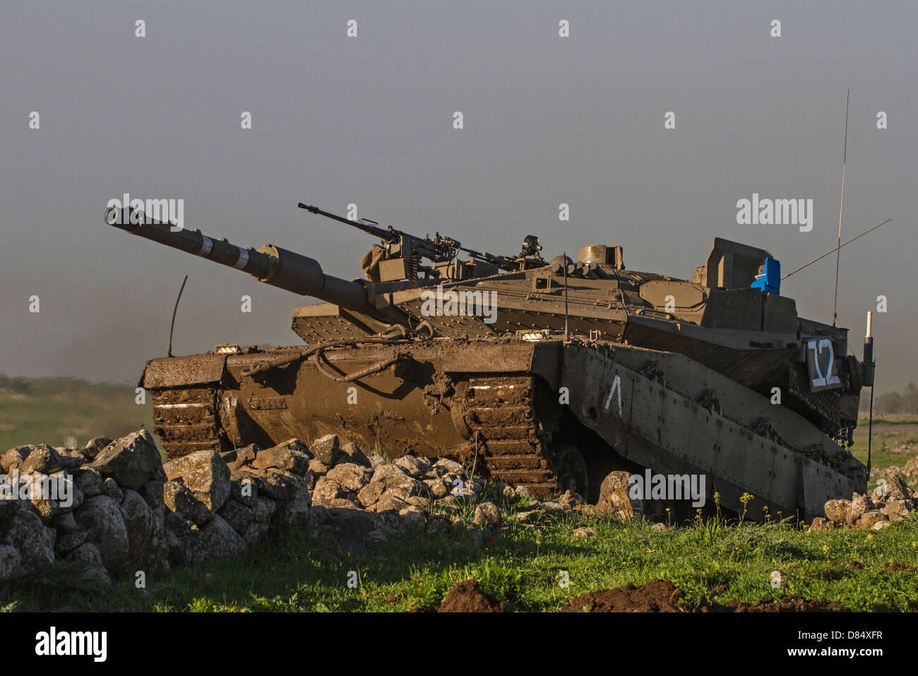 Une Force de défense d'Israël Merkava Mark IV char de combat principal au cours d'un exercice sur les hauteurs du Golan. Banque D'Images