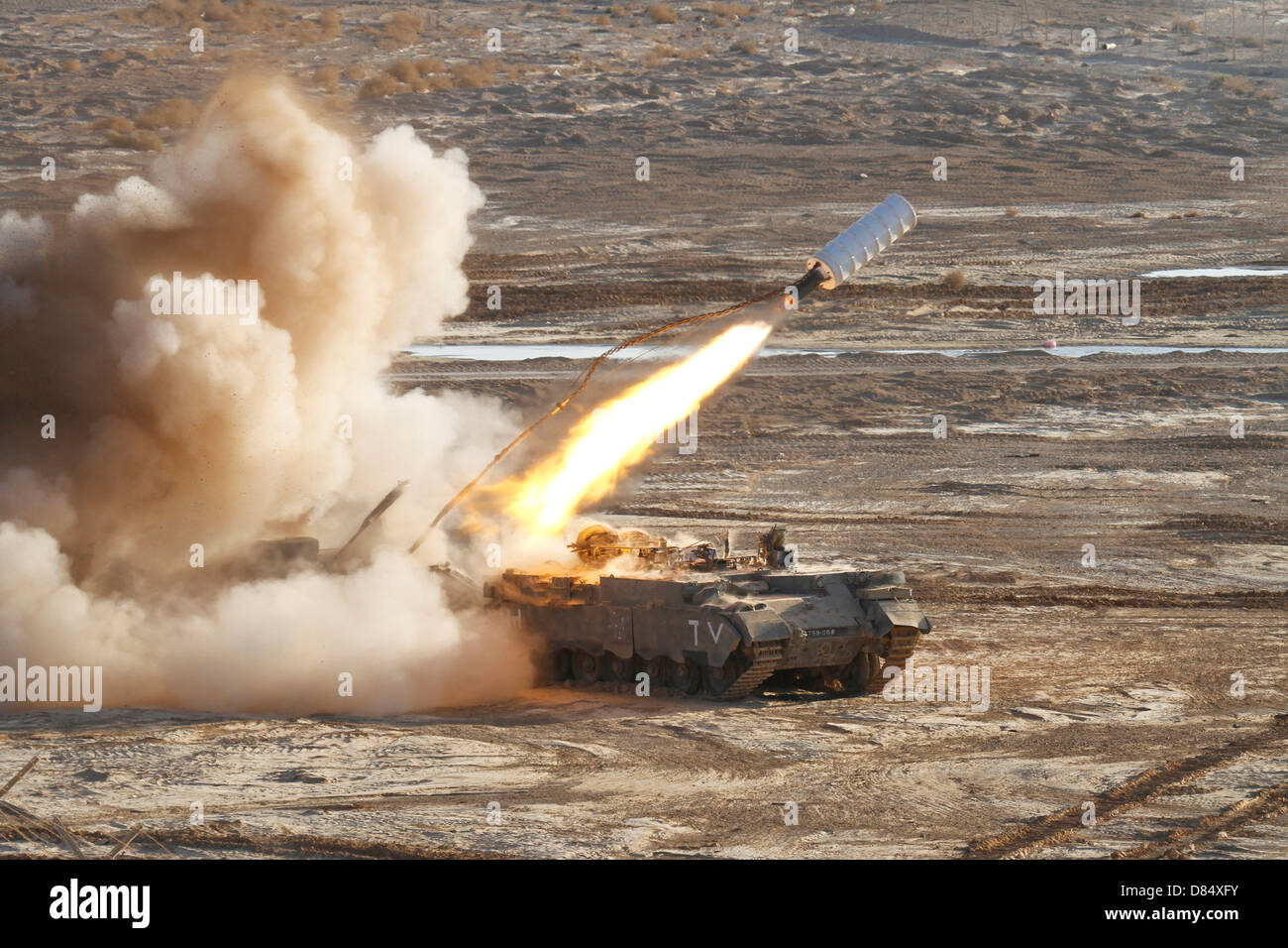 Une Force de défense d'Israël les sapeurs de combat blindé Puma lance une  ligne de déminage Photo Stock - Alamy
