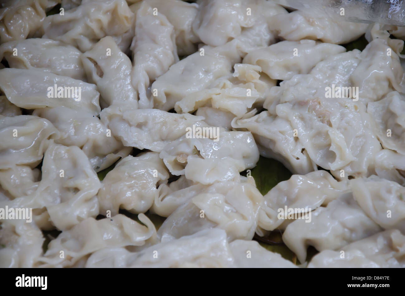 Raviolis chinois rempli de porc et d'oignons de printemps. Dim Sum , aliments crus Banque D'Images