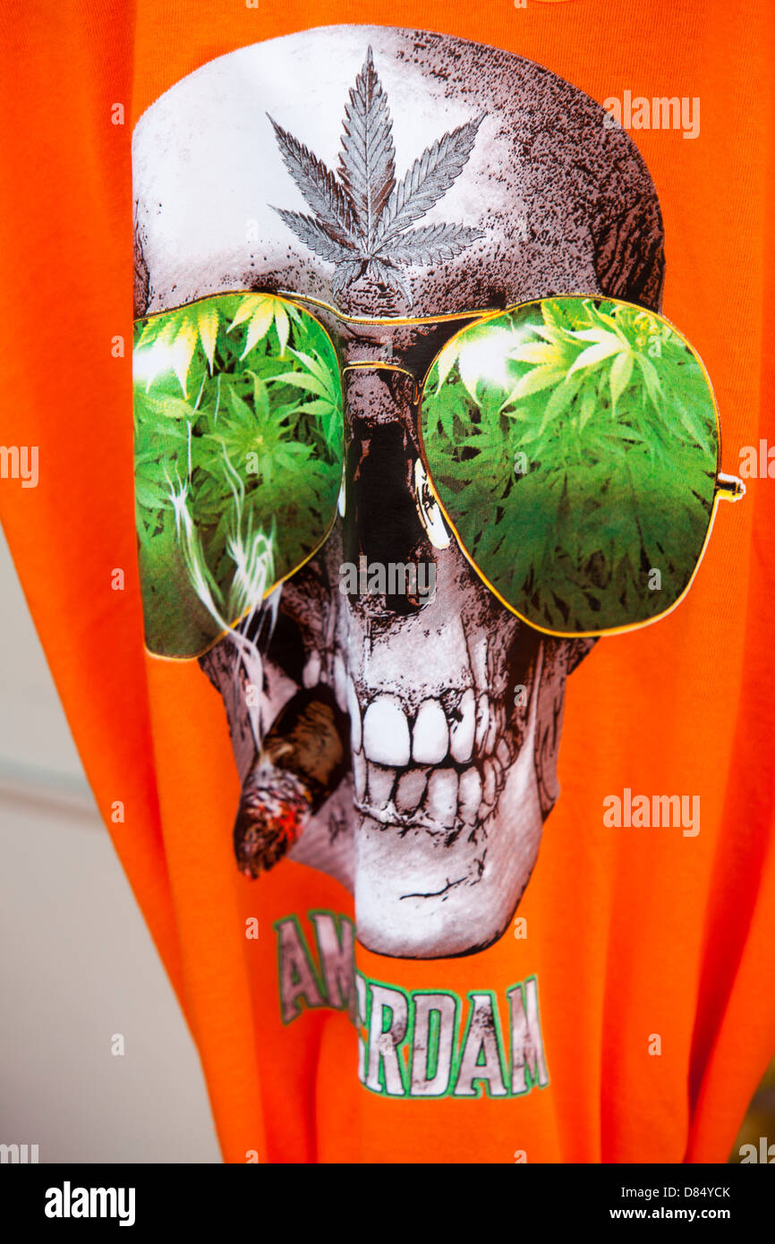 Un T shirt Cannabis dans une boutique dans le quartier rouge d'Amsterdam,  Pays-Bas Photo Stock - Alamy