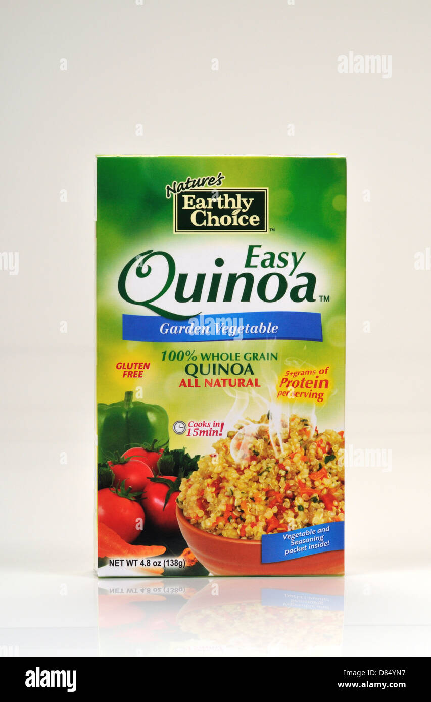 Boîte non ouverte de la nature terrestre du quinoa facile Choix sur fond blanc, découpe. USA Banque D'Images