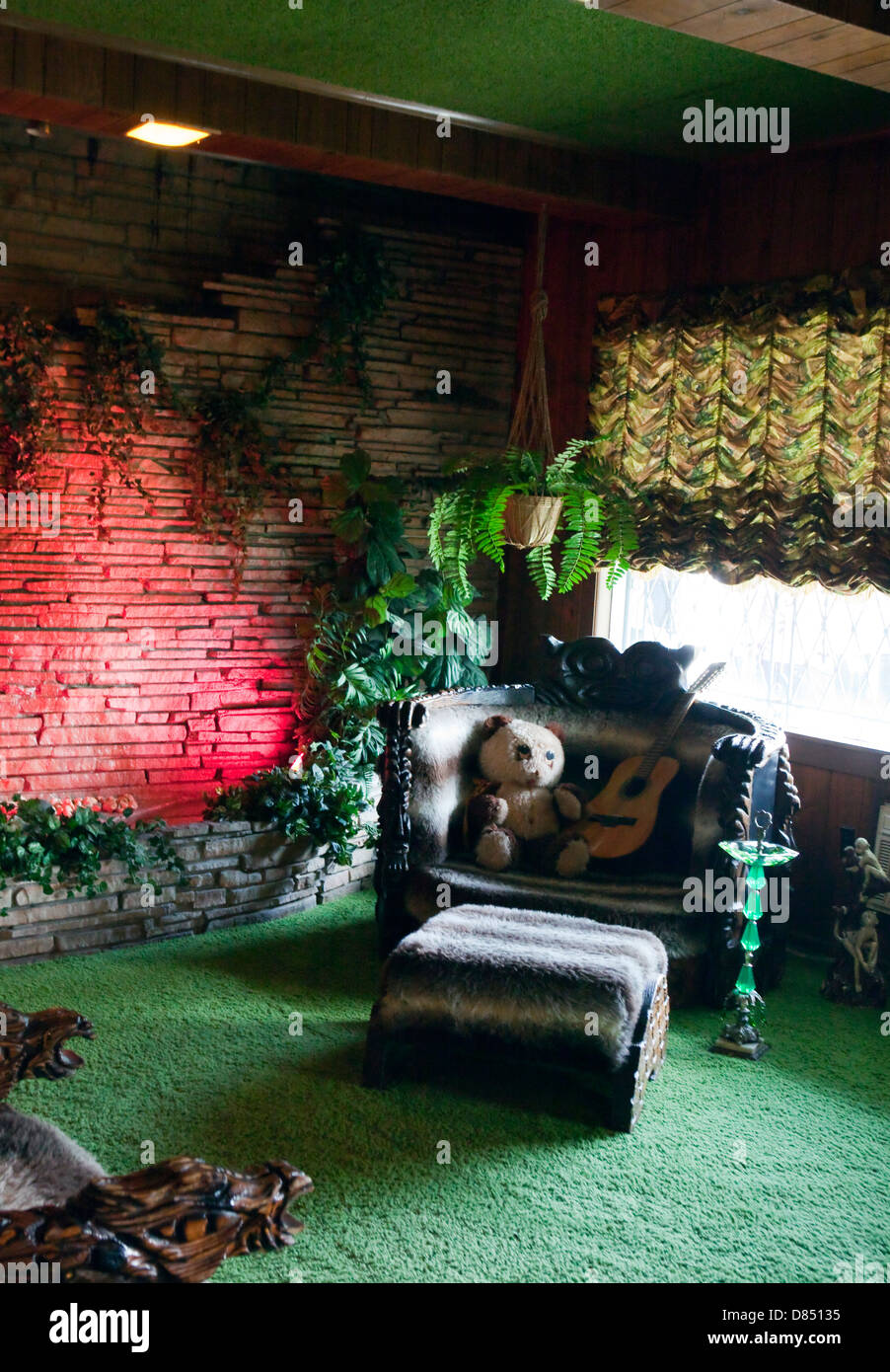 Une vue de la Jungle Room dans Elvis Presley's Mansion Graceland, à Memphis, Tennessee Banque D'Images