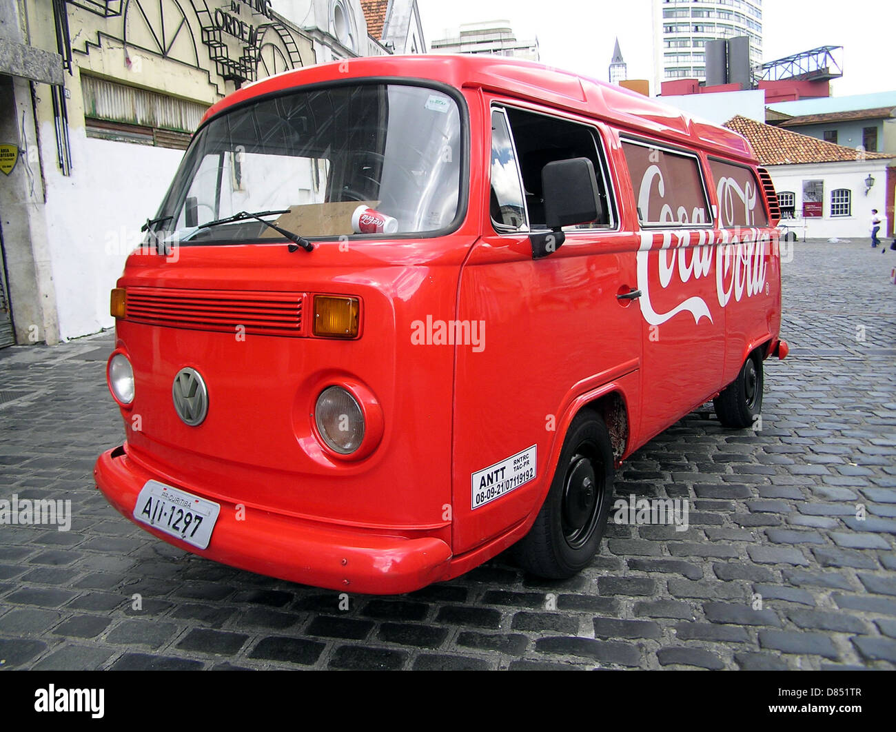Une fourgonnette Volkswagen type-2, personnalisée avec la marque Coca-Cola, est présentée à Curitiba. Ce véhicule classique, connu pour son design boxy et son habitacle spacieux, a été produit à l'origine pour un usage commercial. La marque Coca-Cola souligne son lien avec les événements marketing et promotionnels. Le type-2 reste un véhicule emblématique de l'histoire automobile, célèbre pour son charme et son côté pratique. Banque D'Images
