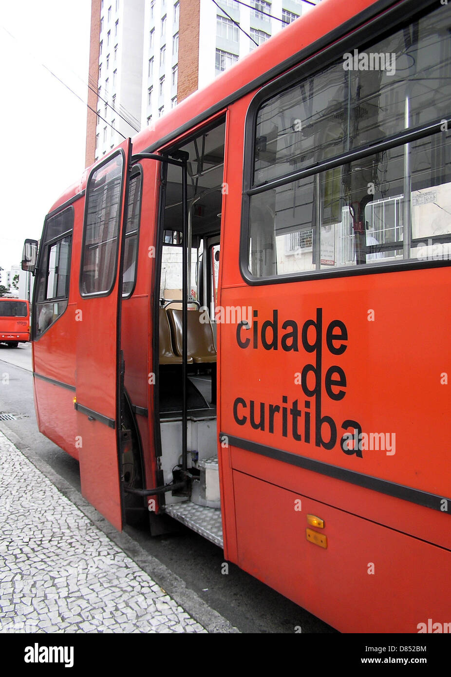 L’Expresso Biarticulado Curitiba 5 est un bus bi-articulé opérant à Curitiba, au Brésil. Connu pour sa longue capacité et sa capacité à gérer un grand nombre de passagers, il est un élément clé du système de transport public de la ville. Banque D'Images