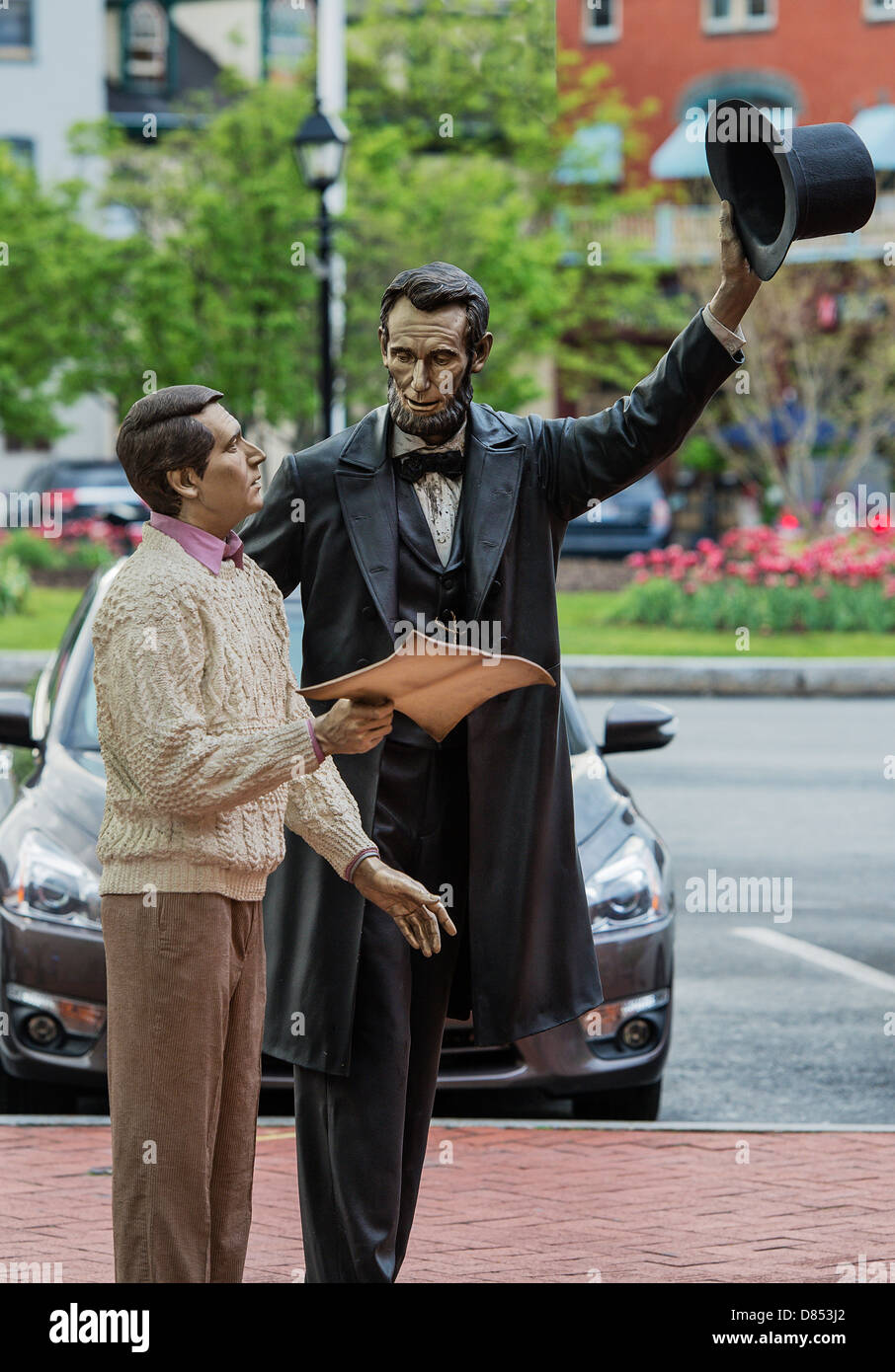 Retour 'visite' statue de Lincoln de Lincoln Square, Gettysburg, Pennsylvanie, USA Banque D'Images