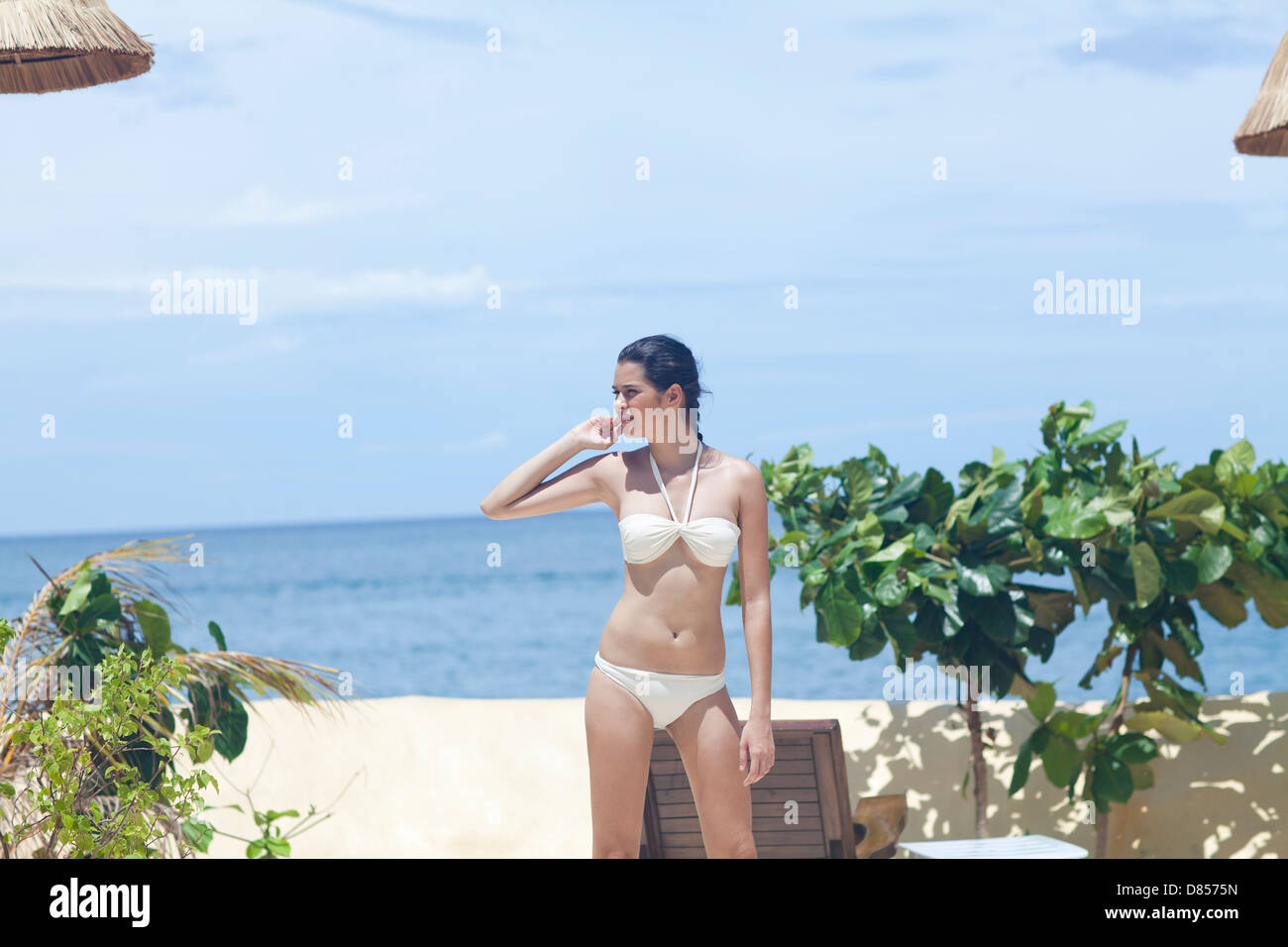 Young woman posing in bikini océan. Banque D'Images