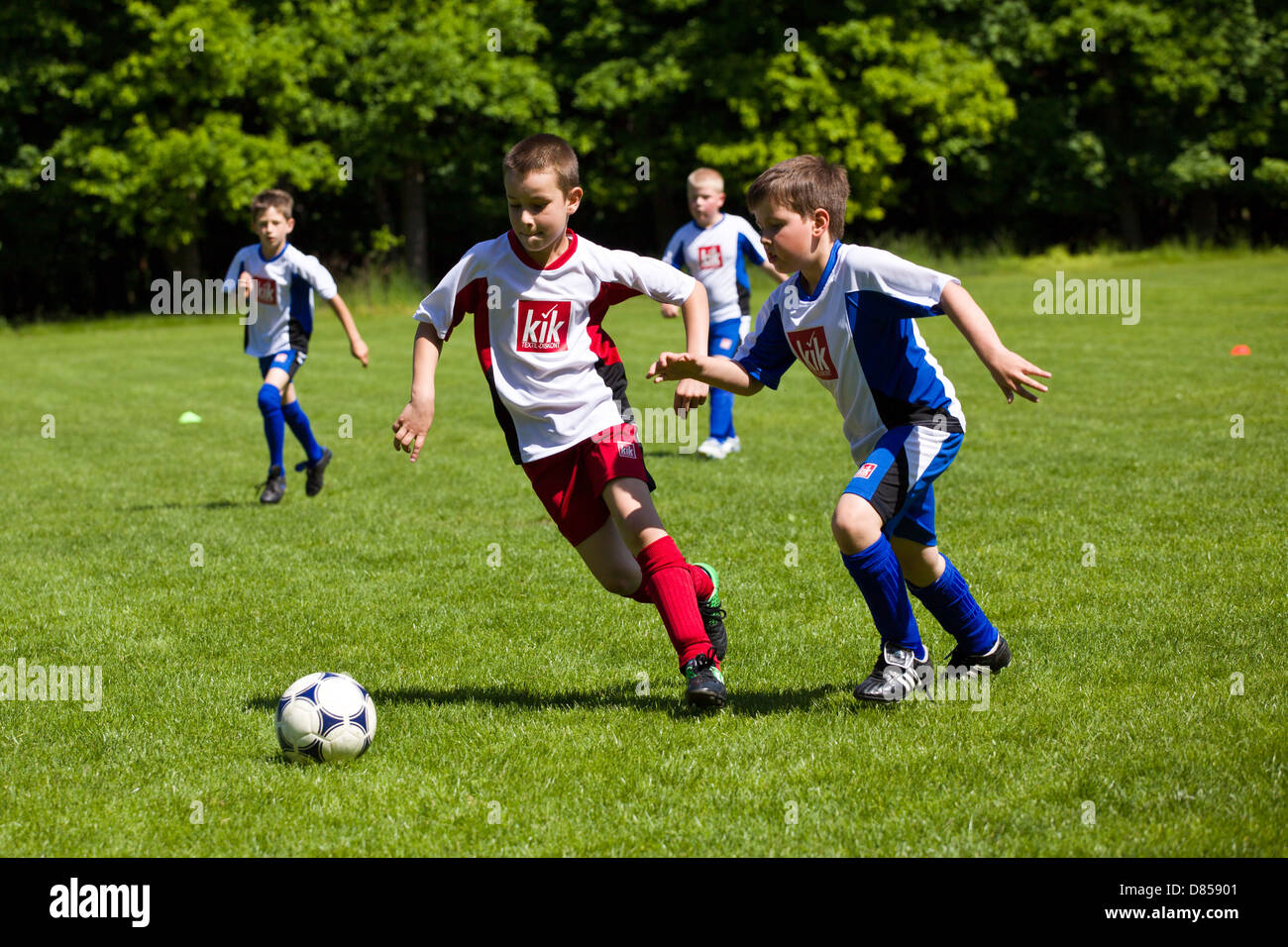 Peu de jeunes garçons jouent au soccer match Banque D'Images