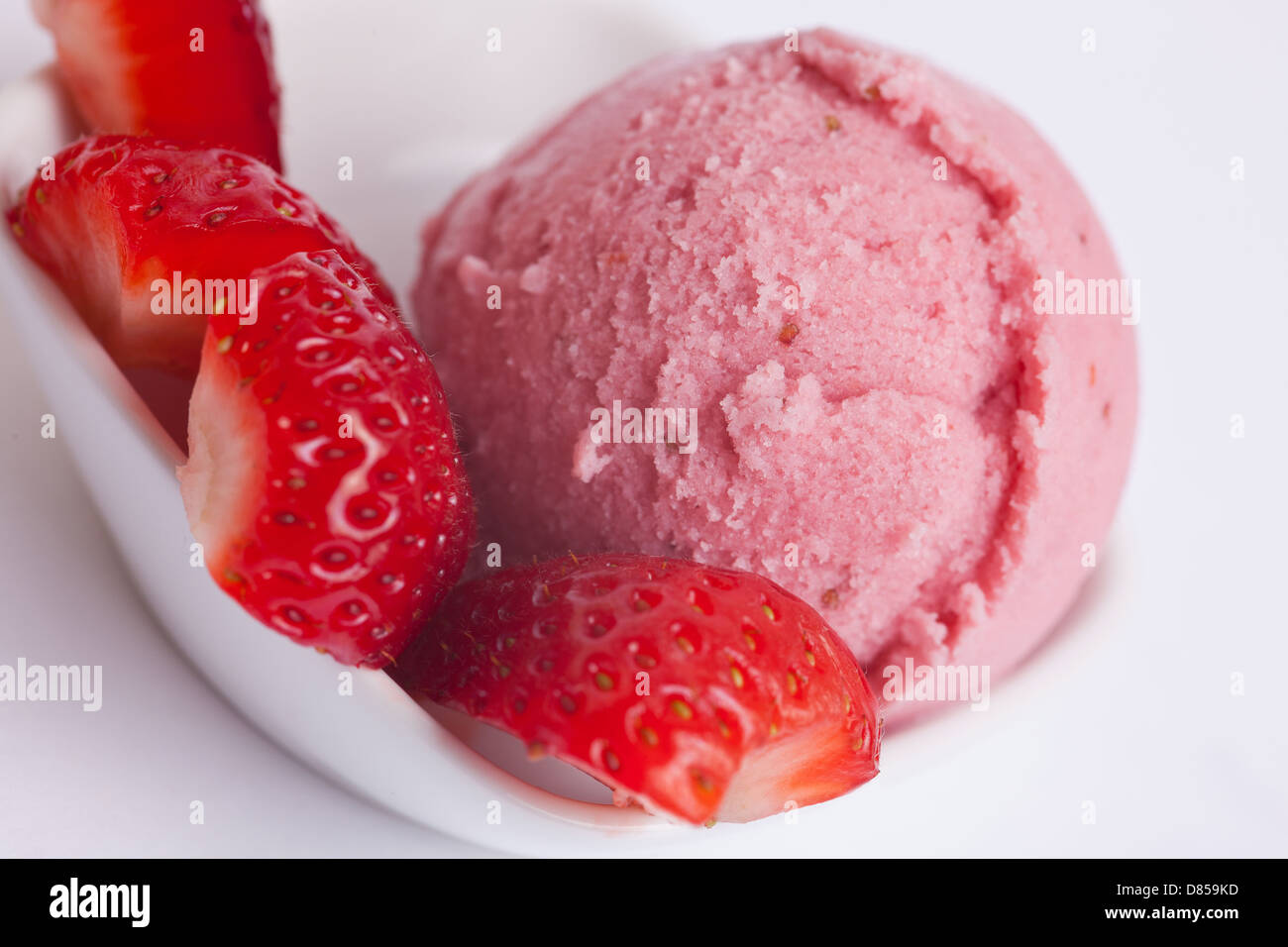 Boule de glace à la fraise avec des fraises fraîches Banque D'Images