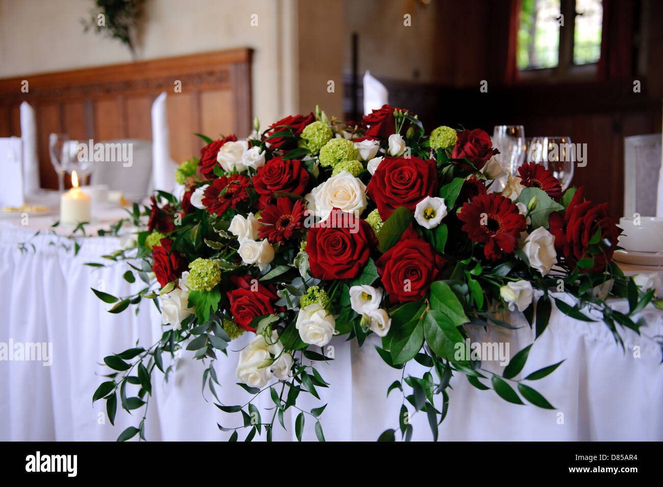 Roses rouges décorer table d'honneur à un mariage Photo Stock - Alamy