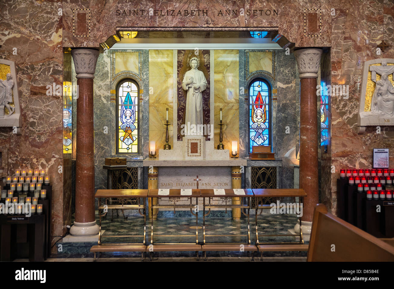 Autel des reliques à la basilique du Sanctuaire national de sainte Elizabeth Ann Seton, Emmitsburg, Maryland, États-Unis Banque D'Images