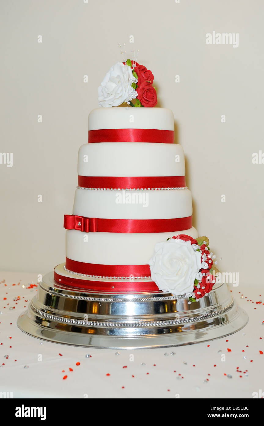 Gâteau de mariage avec décoration rouge et blanc Photo Stock - Alamy