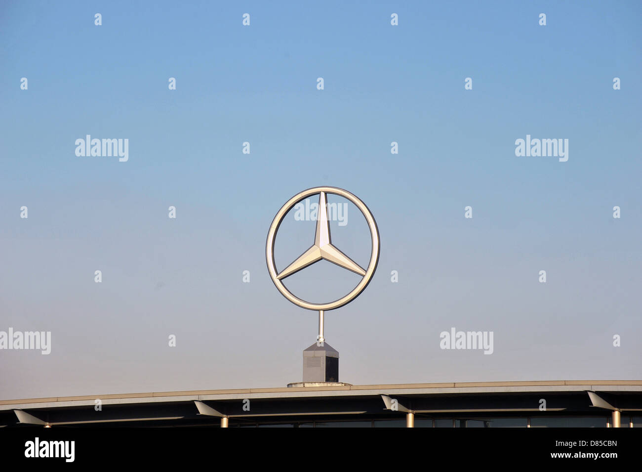 Un grand logo Mercedes Benz sur le toit d'une voiture en Afrique du Sud. Banque D'Images