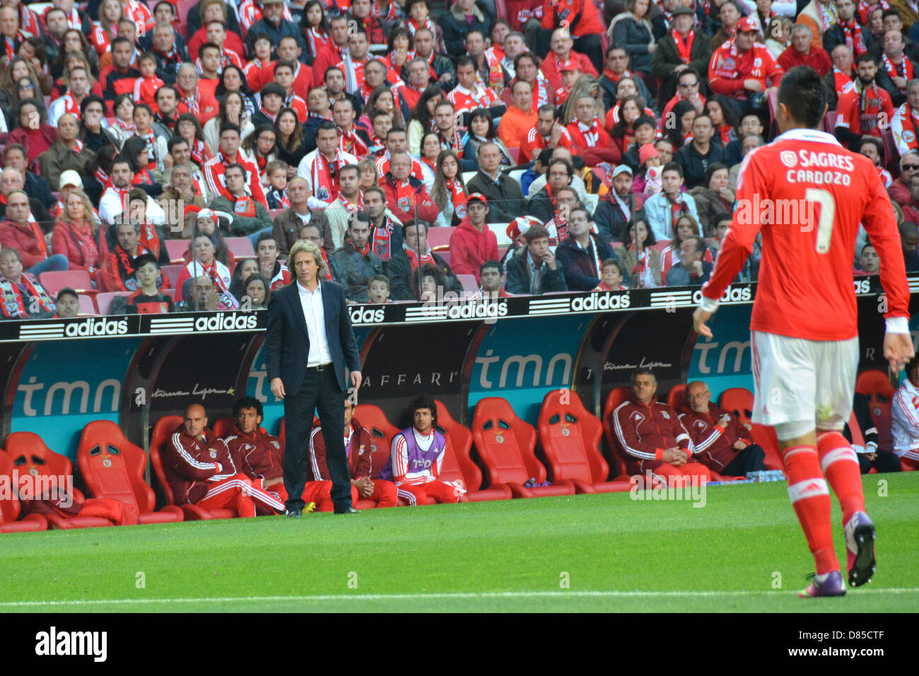 Apparence du lecteur Cardozo à Jorge Jésus pour avoir quelques directions sur le jeu. Jorge Jésus est l'entraîneur de l'équipe Benfica"s en saison 2012-2013. Banque D'Images