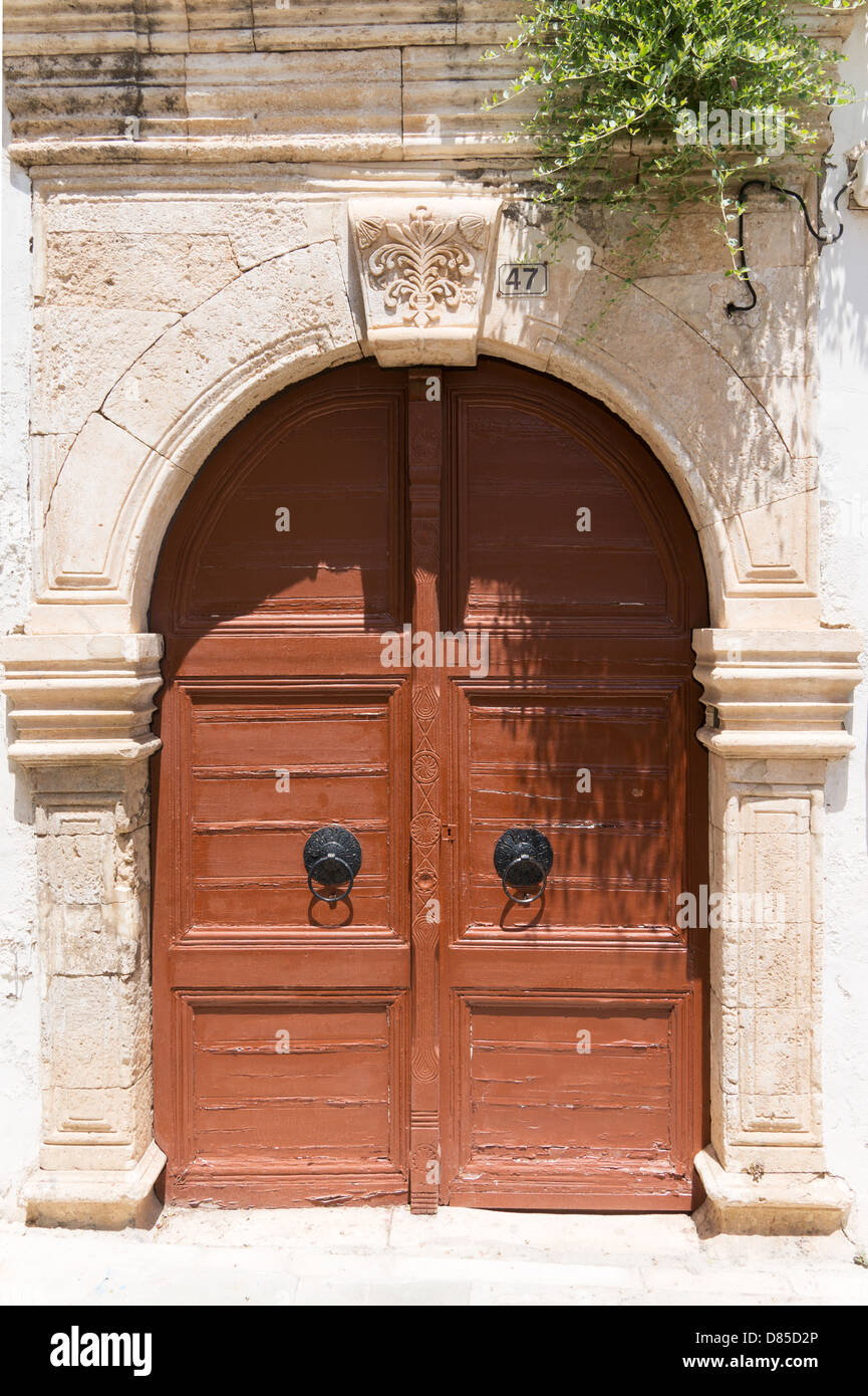 Porte en bois ornée de surround en pierre dans la vieille ville de Rethymno, Crète Banque D'Images