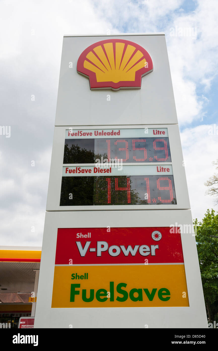 Une station service Shell : panneau montrant le prix du carburant en 2013. Banque D'Images