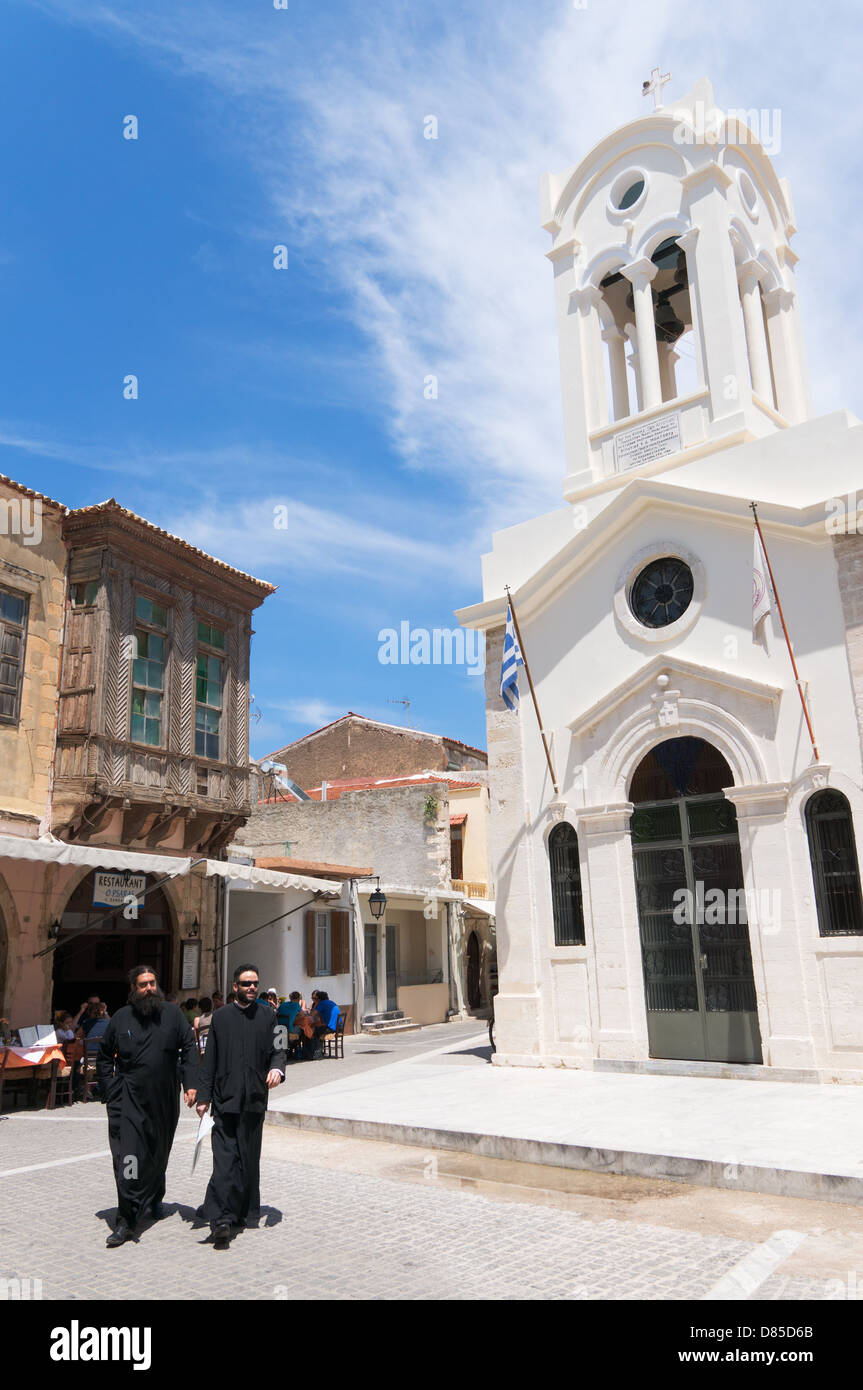 Deux prêtres grecs devant l'église Notre Dame des Anges dans la vieille ville de Rethymno, Crète Banque D'Images