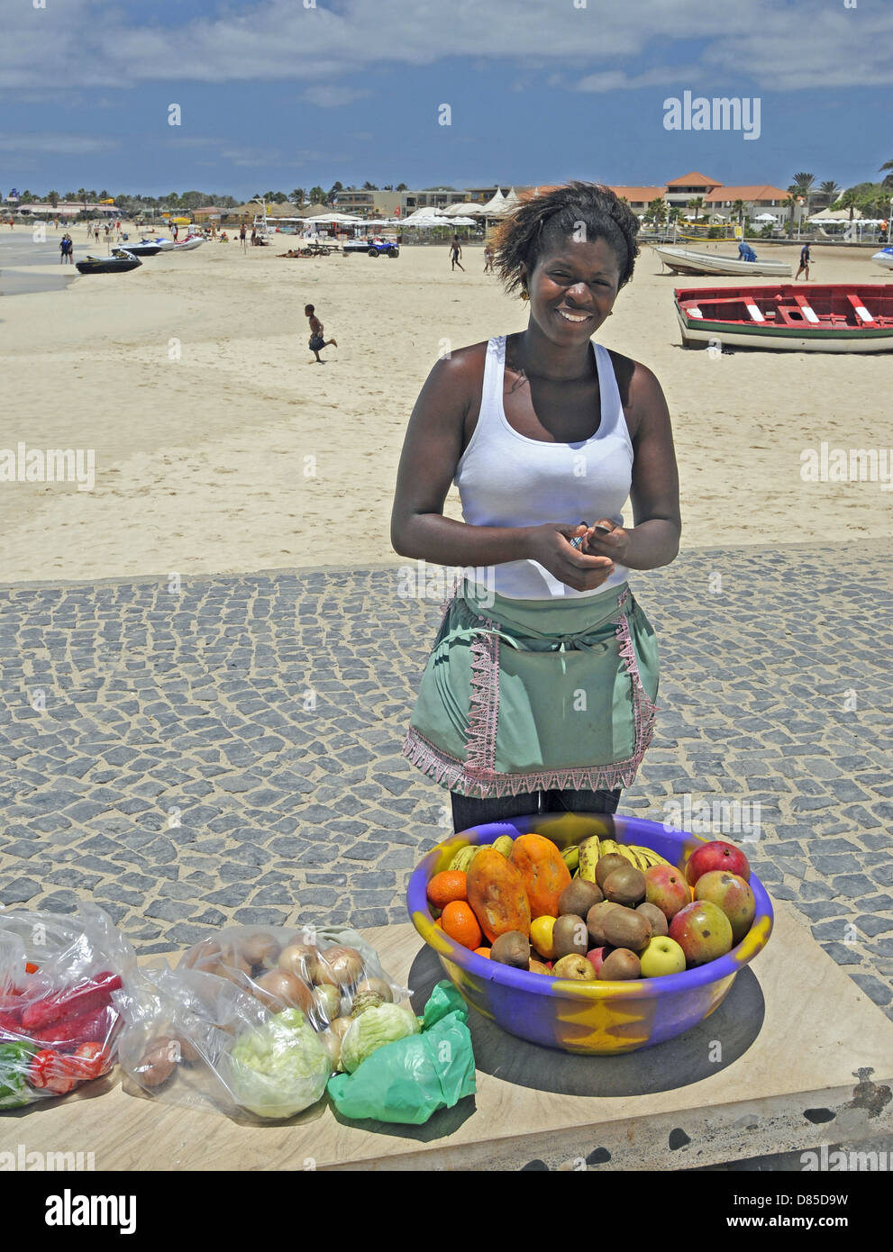 Vendeur de fruits la plage de Santa Maria Sal au Cap Vert Banque D'Images