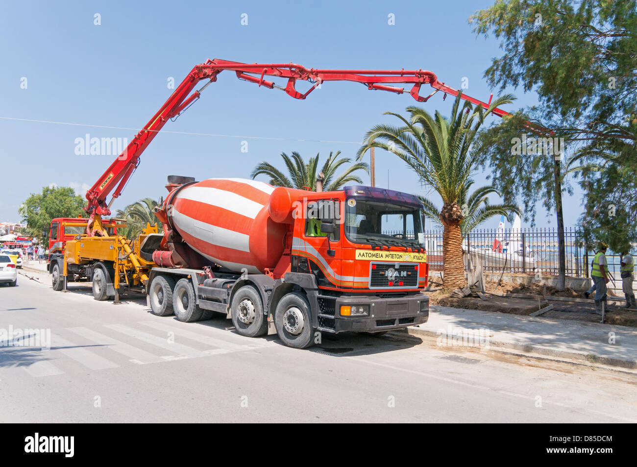 Une pompe à béton et bétonnière camion MAN travaillant ensemble à Rethymno, Crète Banque D'Images
