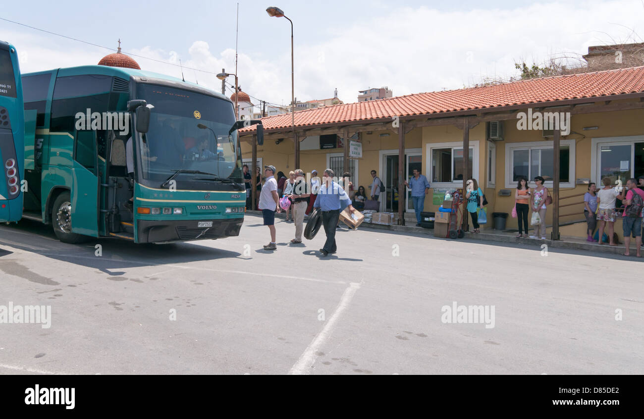 Les personnes en attente de l'embarquement et la gare routière de bus Rethymnon Crète Banque D'Images
