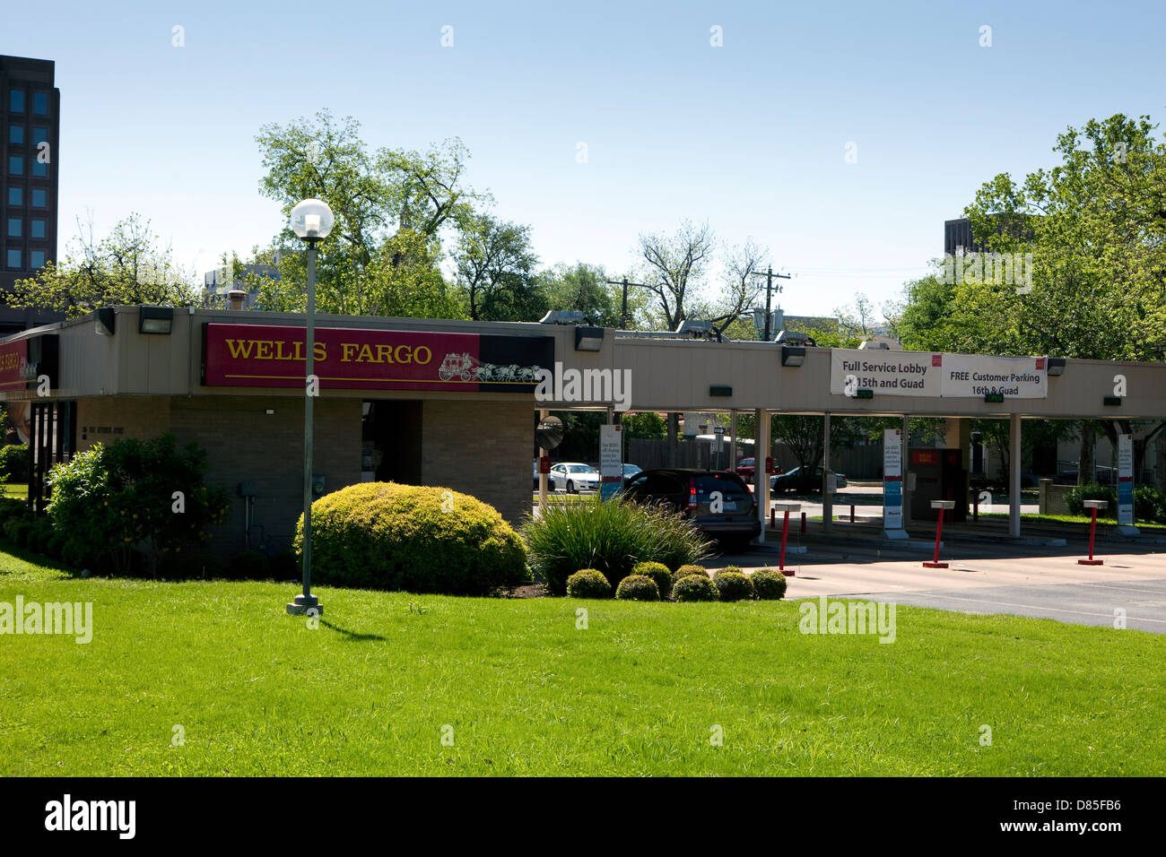 Une vue d'une succursale de Wells Fargo avec un lecteur de distributeur automatique à Austin, Texas Banque D'Images