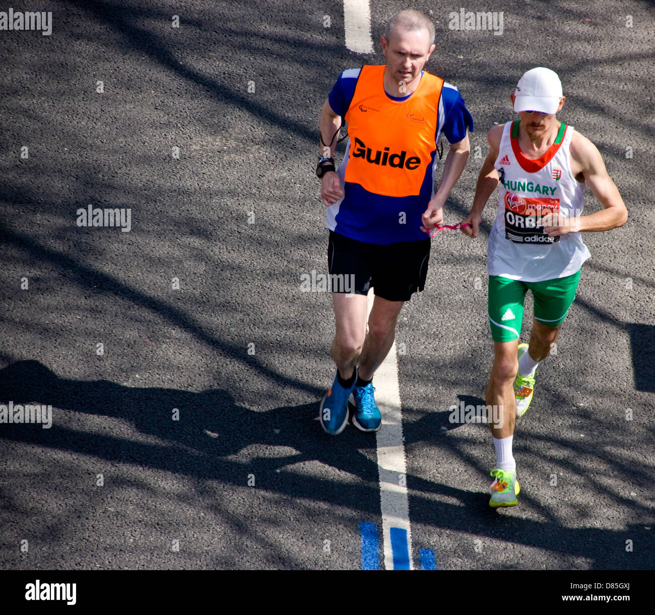 Les déficients visuels et coureur hongrois guide voyant dans le marathon de Londres Angleterre Europe 2013 Banque D'Images