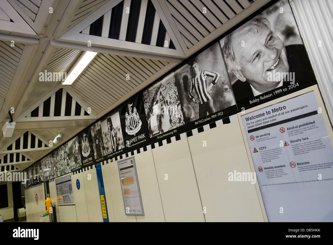 Photos de football Newcastle célèbres légendes à la station de métro St James Park. Banque D'Images