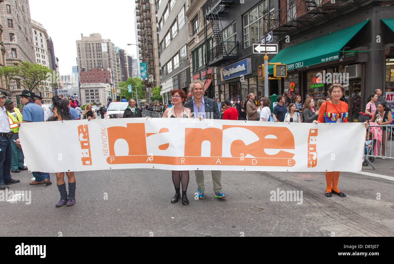 New York, USA. 18 mai, 2013. Parade de danse 7e de New York est prêt à déployer le 18 mai 2013 à New York. Crédit : Sam Aronov/Alamy Live News Banque D'Images