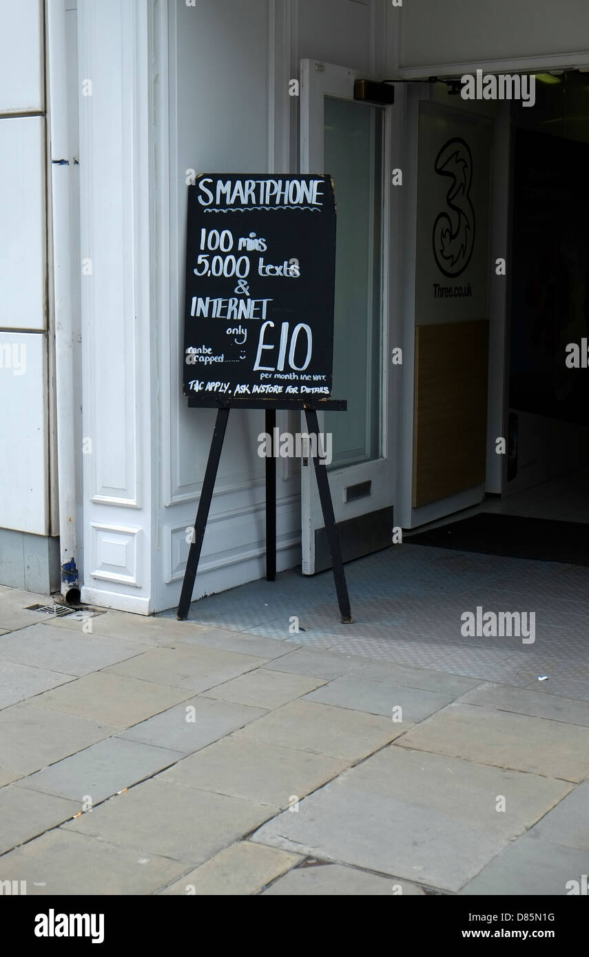 Trois mobile network offre spéciale du conseil. Les téléphones intelligents Banque D'Images