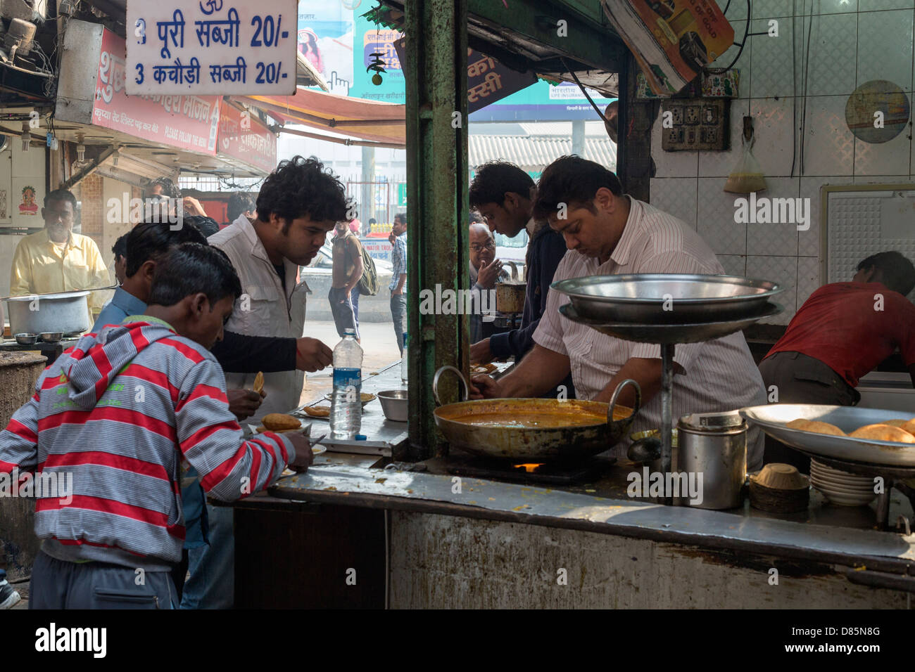 L'Inde, Uttar Pradesh, New Delhi, retour de scène de rue près de New Delhi Railway Station Banque D'Images