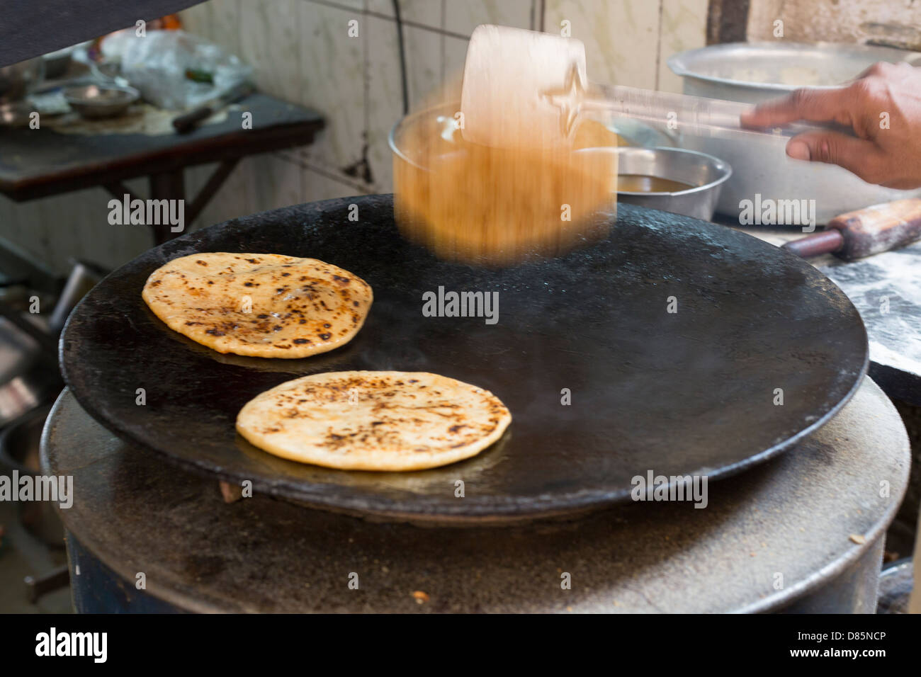 L'Inde, Uttar Pradesh, New Delhi, Close up of Parathas par cuisson Banque D'Images